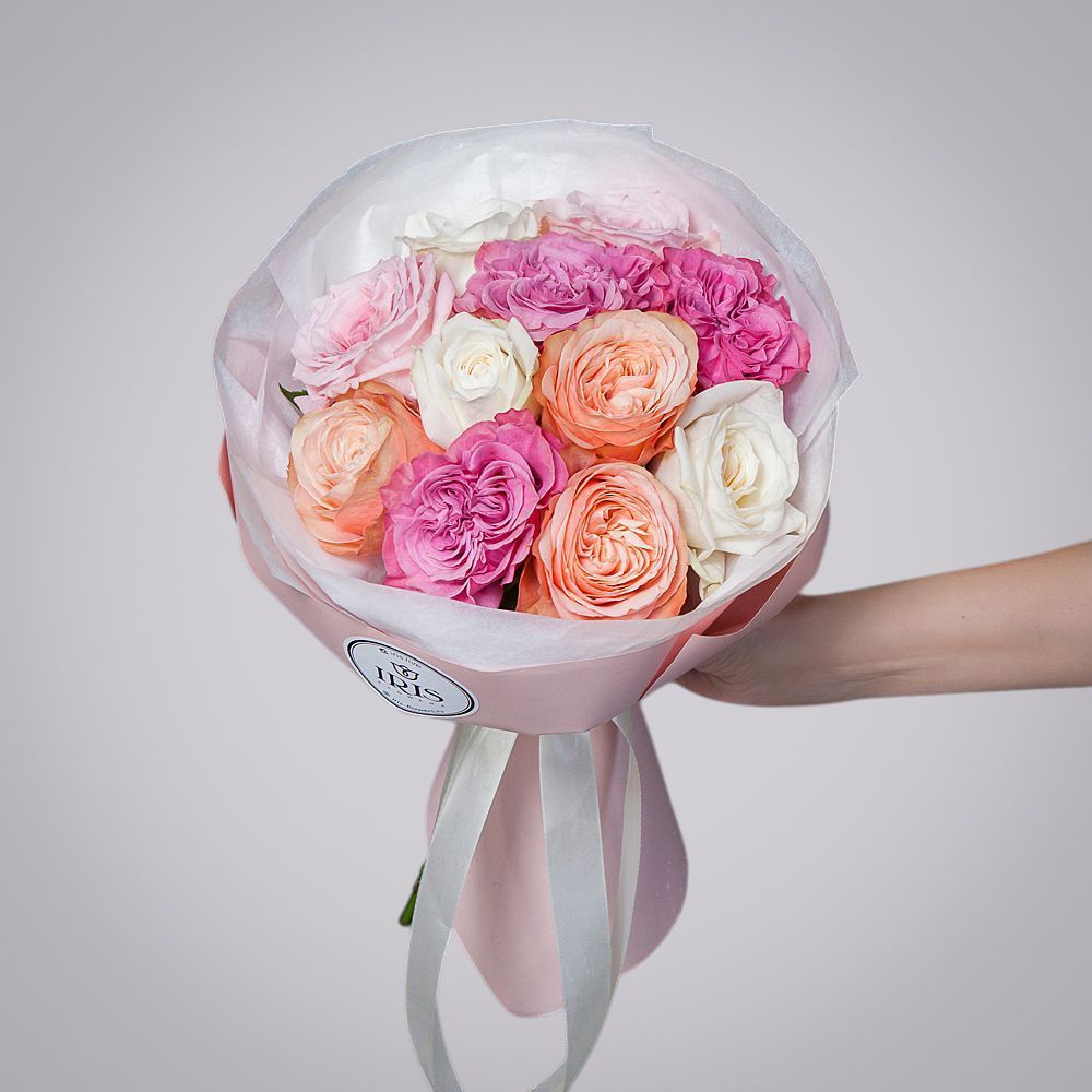 монобукет 11 роз микс в упаковке с тишью 