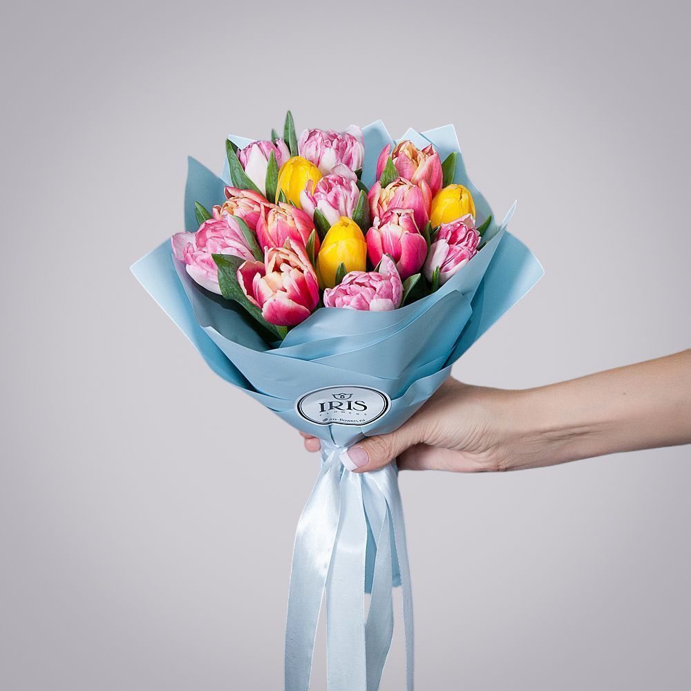 монобукет из 15 тюльпанов микс в упаковке 