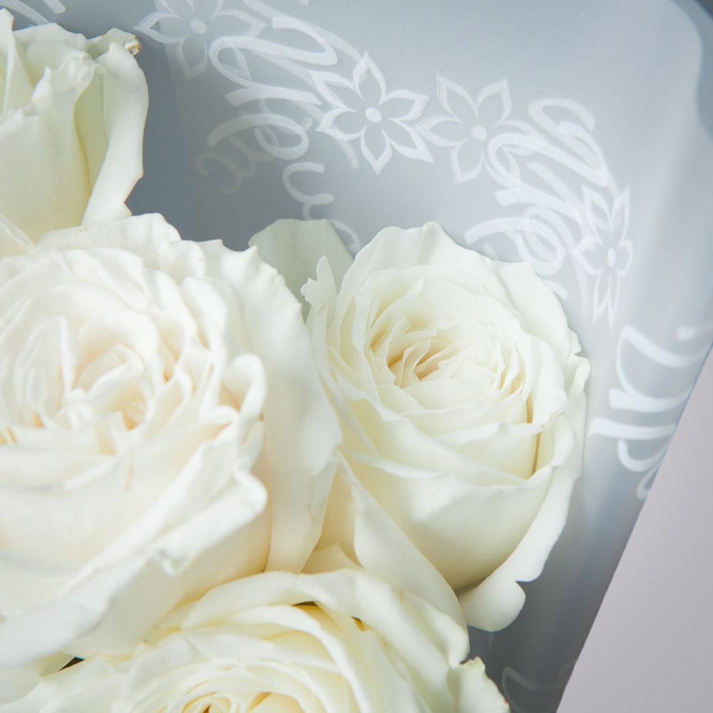 монобукет 5 пионовидных роз "playa blanca" в упаковке 