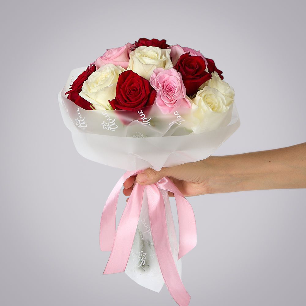 монобукет из 15 роз микс россия в упаковке  