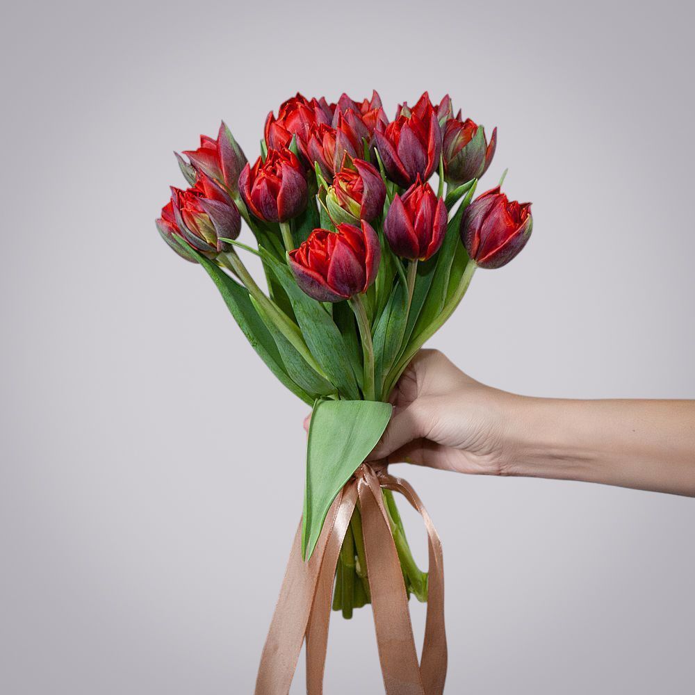 монобукет из 15 алых тюльпанов 