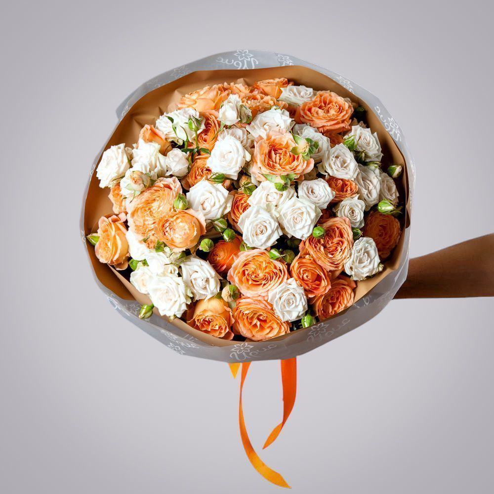 монобукет 15 кустовых роз в упаковке с тишью 