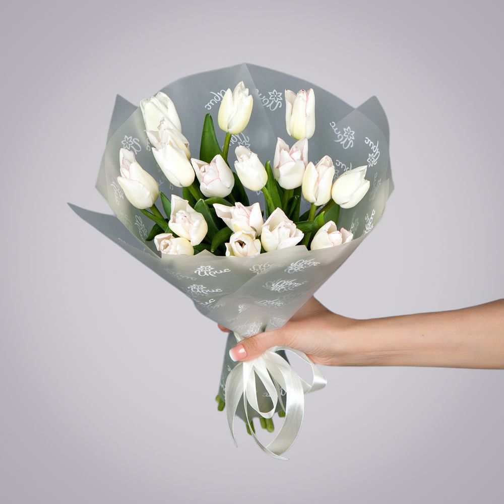 монобукет из 17 белых тюльпанов в упаковке 