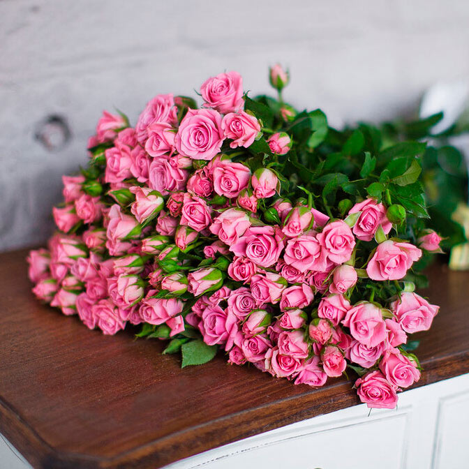 монобукет 15 розовых кустовых роз 