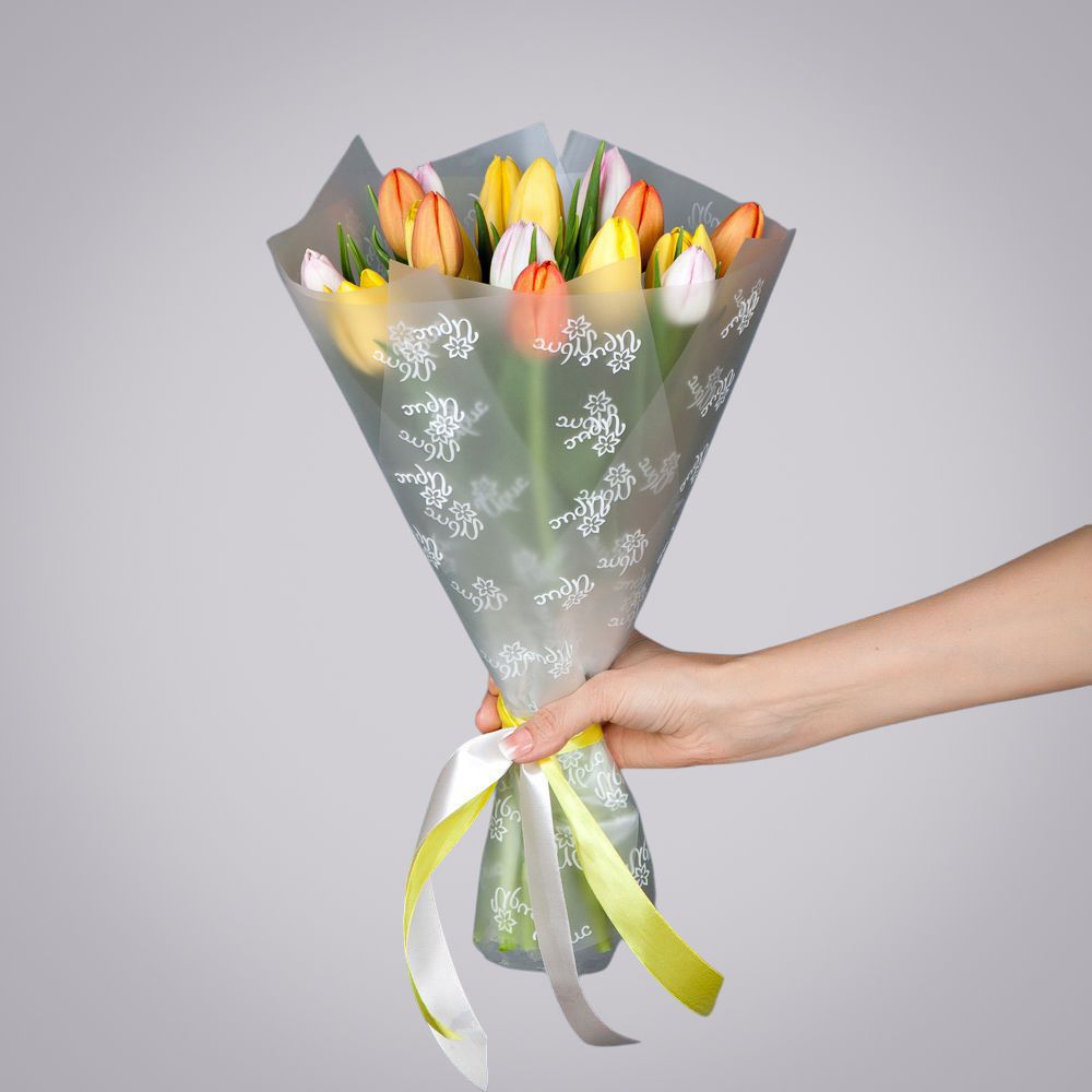 монобукет из 17 тюльпанов микс в упаковке 