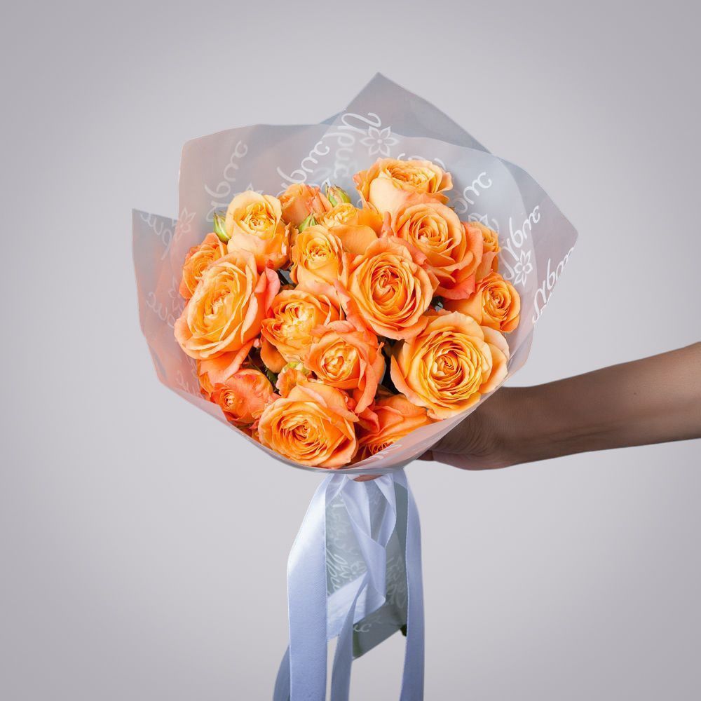 монобукет 5 кустовых роз "apricot lace"  в белой упаковке 