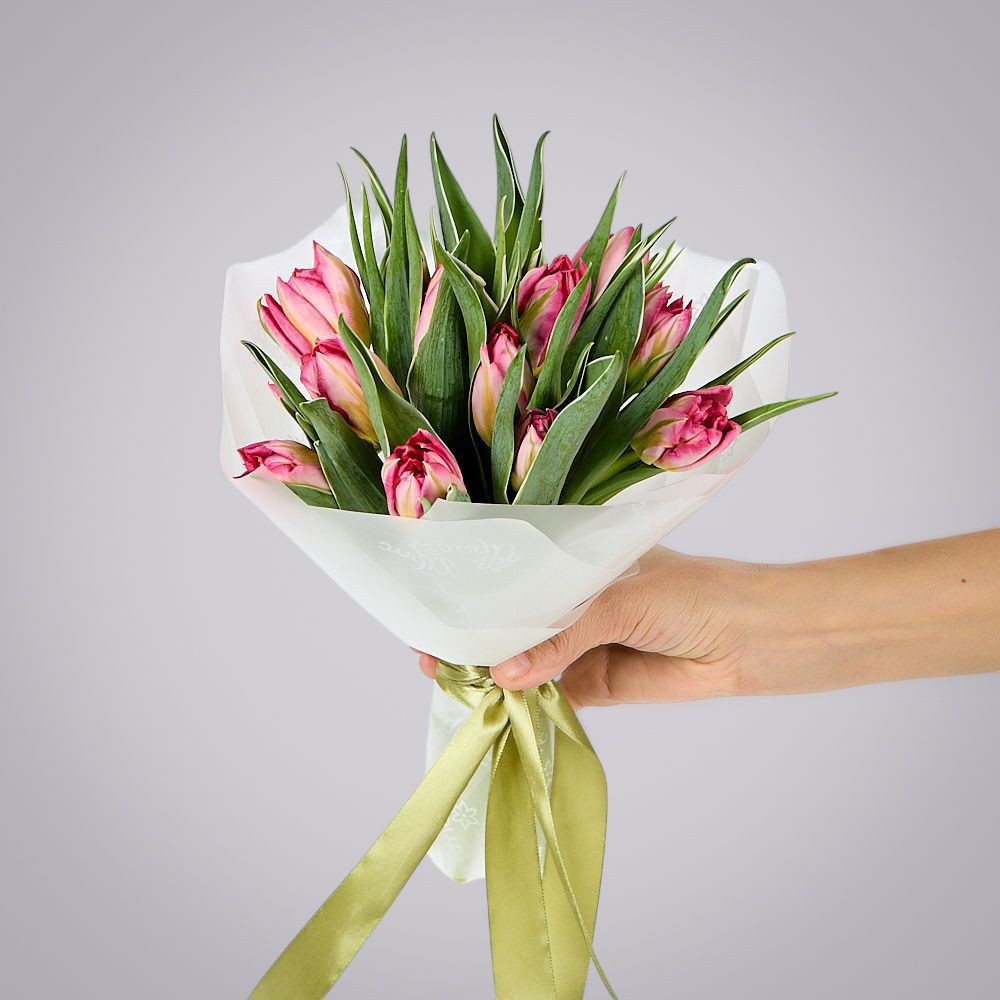 монобукет из 11 розовых тюльпанов в упаковке 
