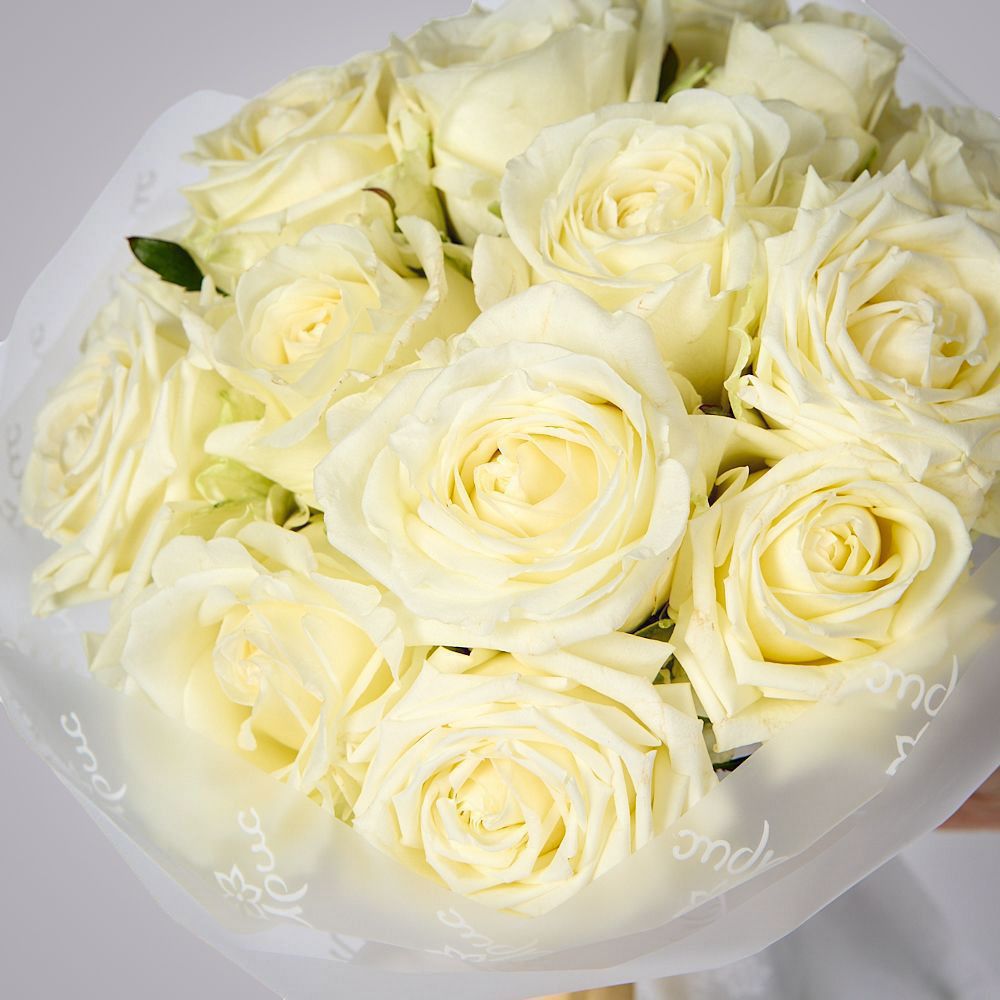 монобукет из 15 белых роз россия в упаковке 