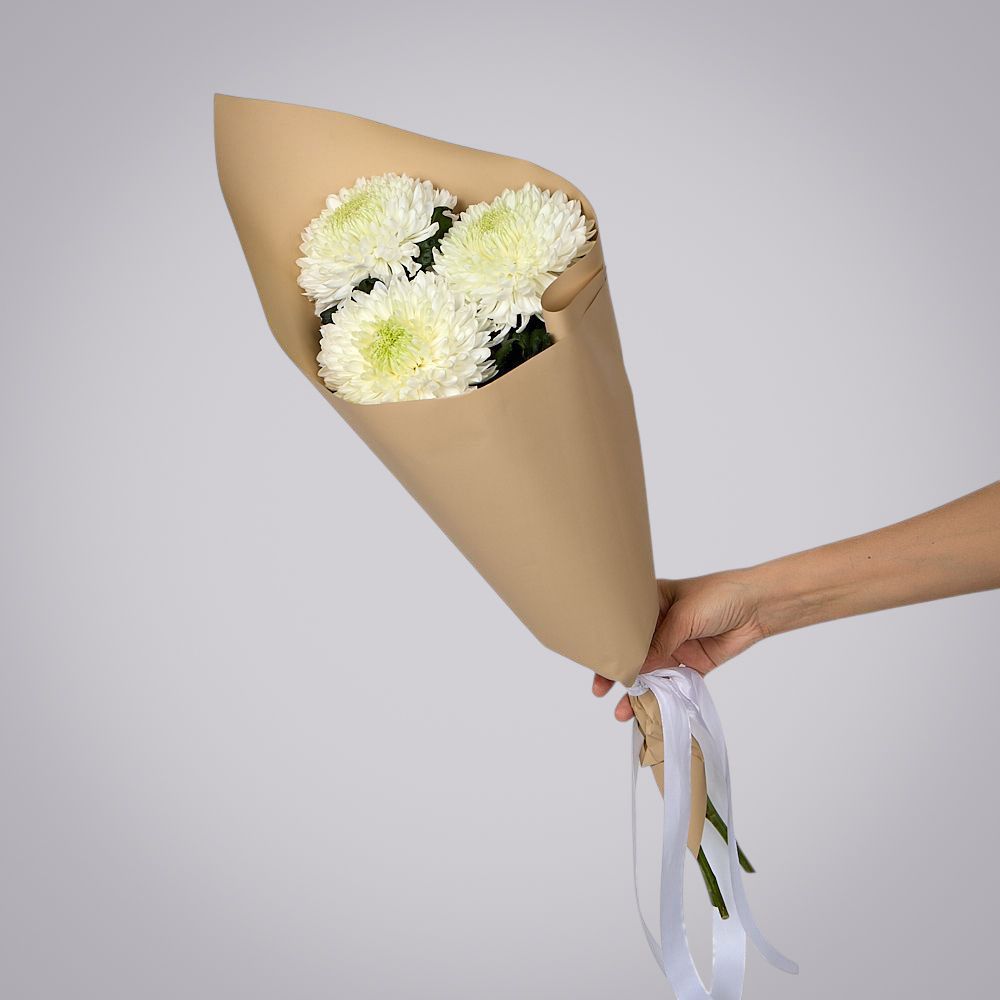 монобукет из 3 белых хризантем magnum в упаковке 