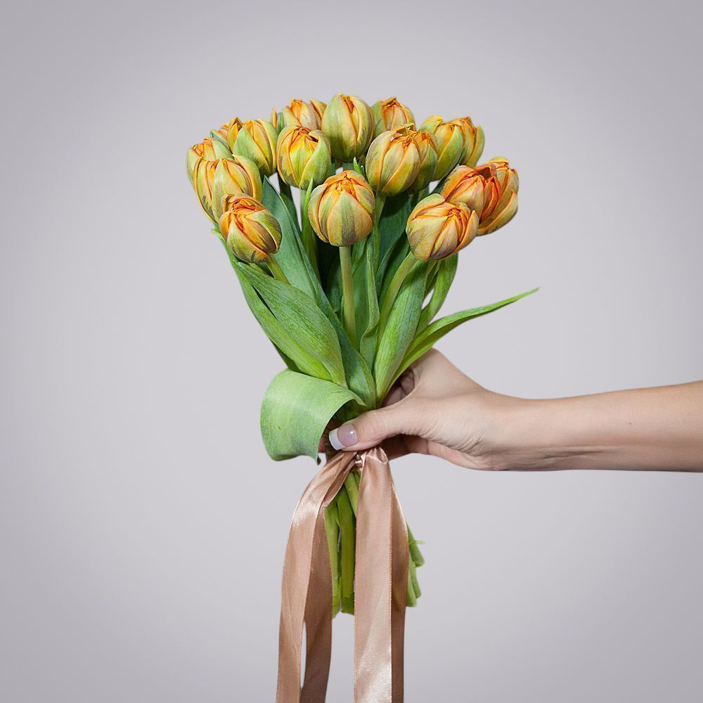 монобукет из 19 оранжевых тюльпанов 
