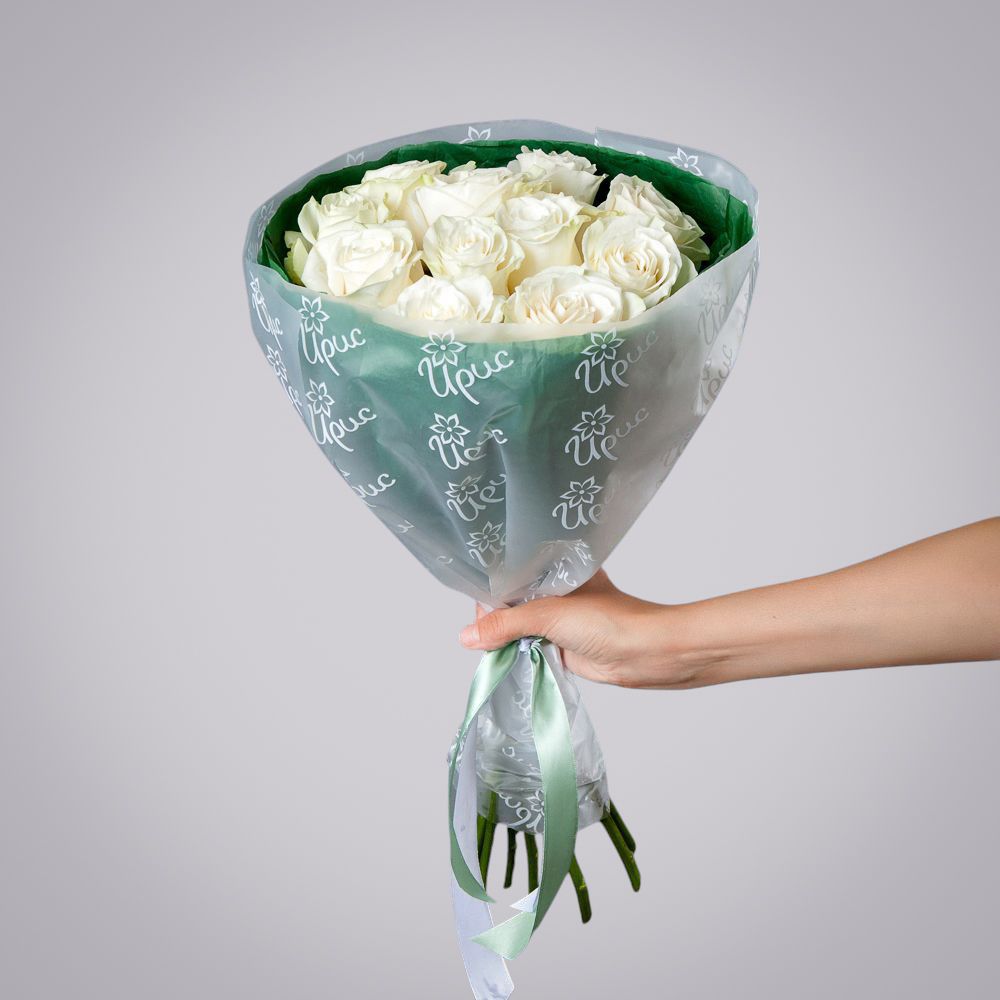 монобукет из 11 роз "mondial" в упаковке с тишью 