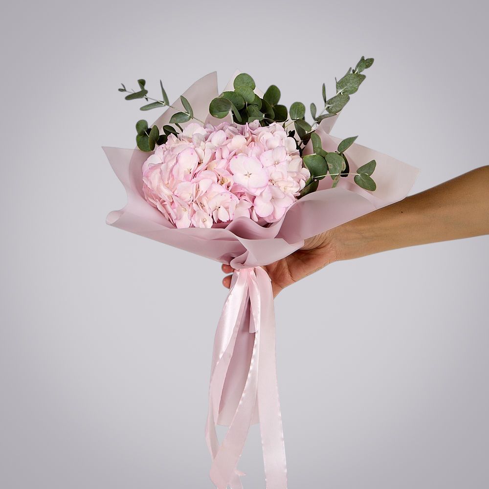 монобукет из розовой гортензии с эвкалиптом  