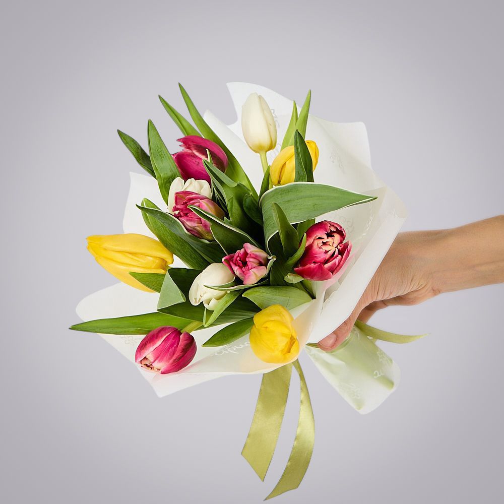 монобукет из 11 тюльпанов микс в упаковке 