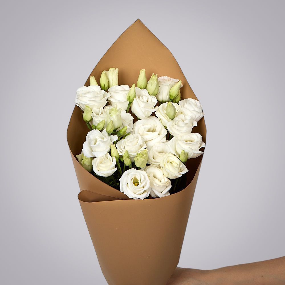 монобукет из 5 белых лизиантусов в упаковке 