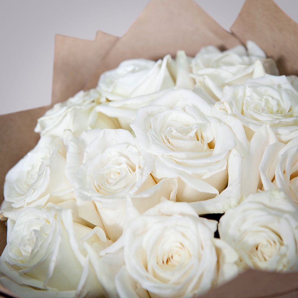 монобукет из 11 пионовидных роз "playa blanca" в крафте 