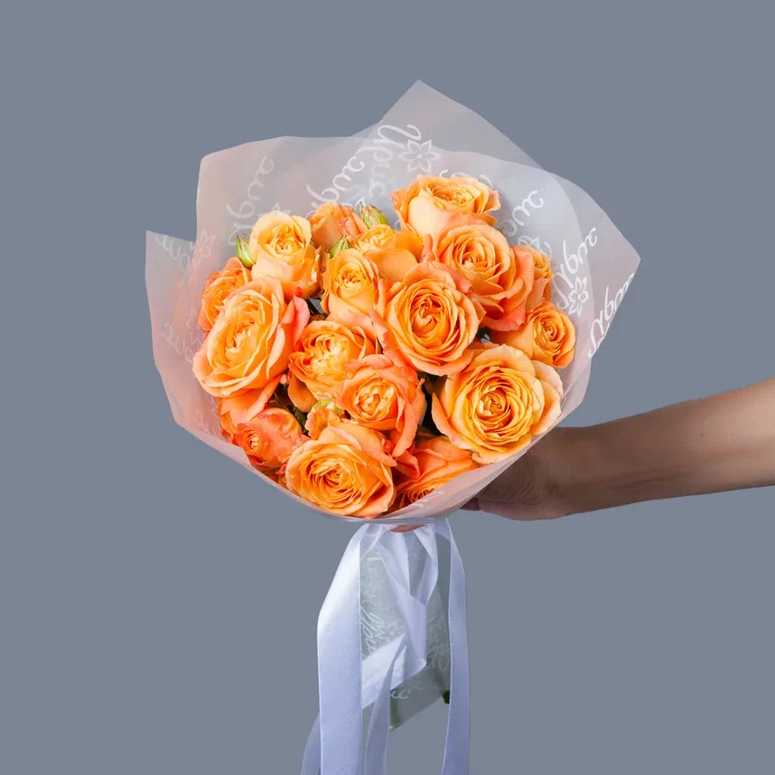 монобукет 5 кустовых роз "apricot lace"  в белой упаковке 