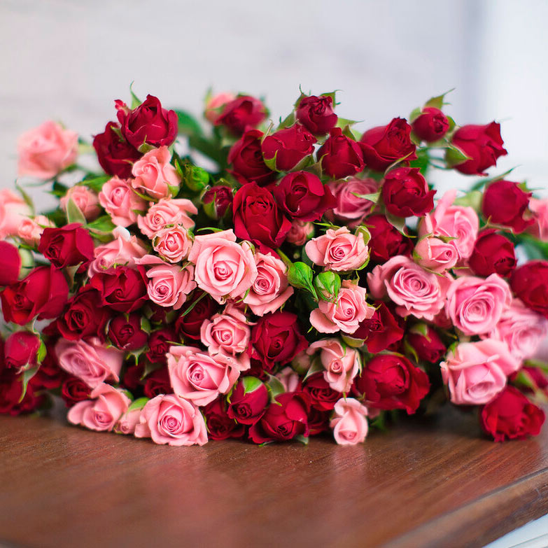 монобукет 15 красно-розовых кустовых роз 