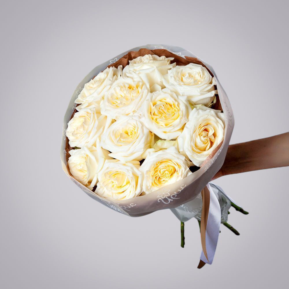 монобукет из 11 пионовидных роз "candlelight" в бежевой упаковке с тишью  монобукет из 11 пионовидных роз "candlelight" в бежевой упаковке с тишью