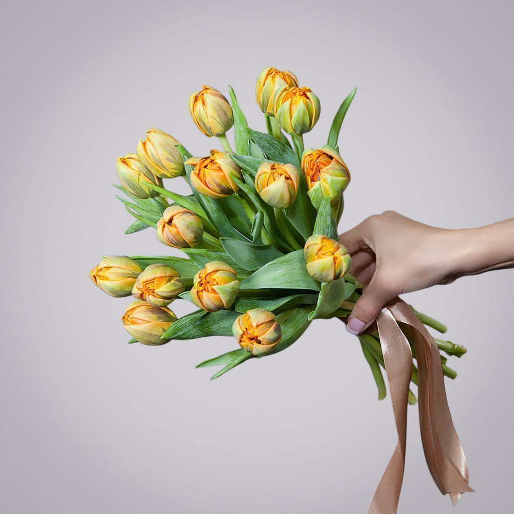 монобукет из 15 оранжевых тюльпанов под ленту 