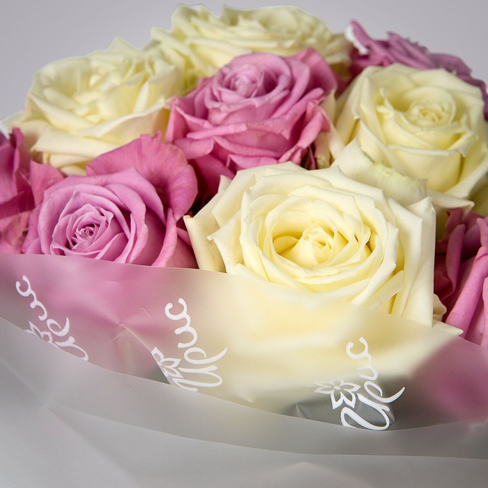 монобукет бело-розовый микс из 15 роз россия в упаковке 2 