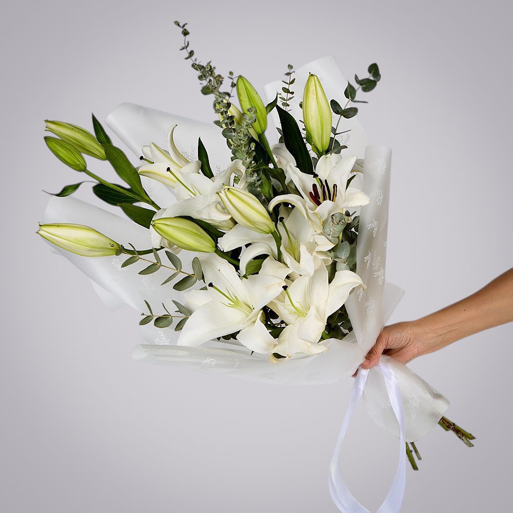 монобукет из белых лилий с эвкалиптом  