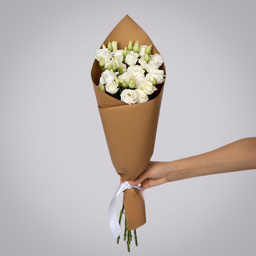 монобукет из 5 белых лизиантусов в упаковке 