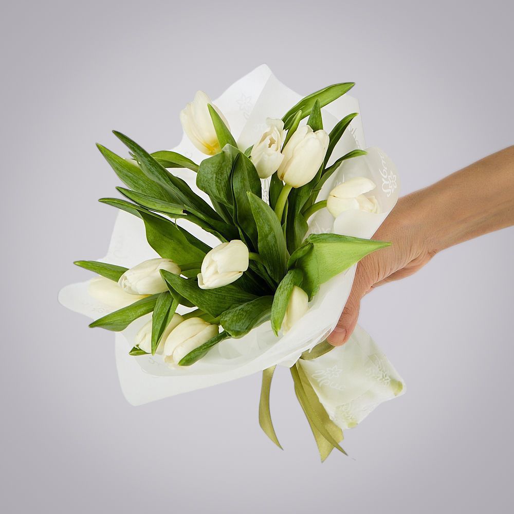 монобукет из 11 белых тюльпанов в упаковке 