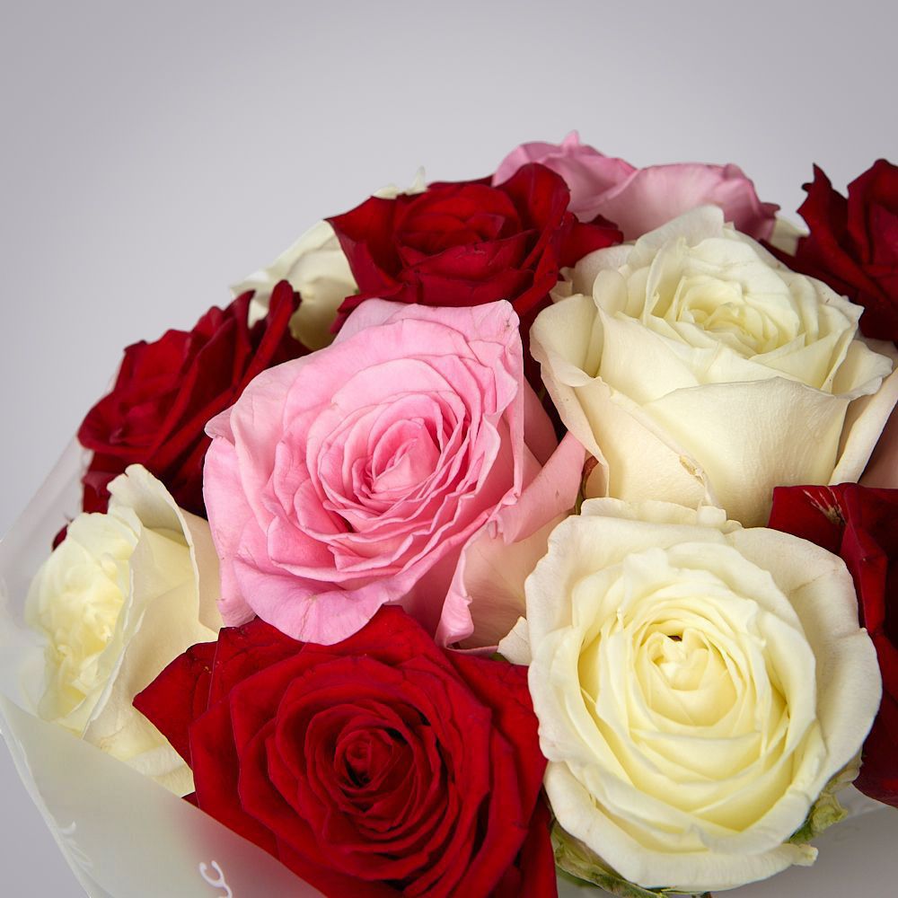 монобукет из 15 роз микс россия в упаковке  