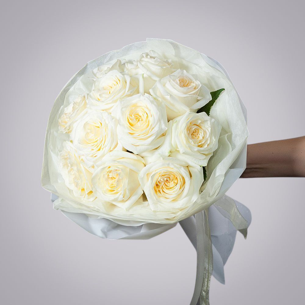 монобукет 11 пионовидных роз "candlelight" в упаковке с тишью 2 