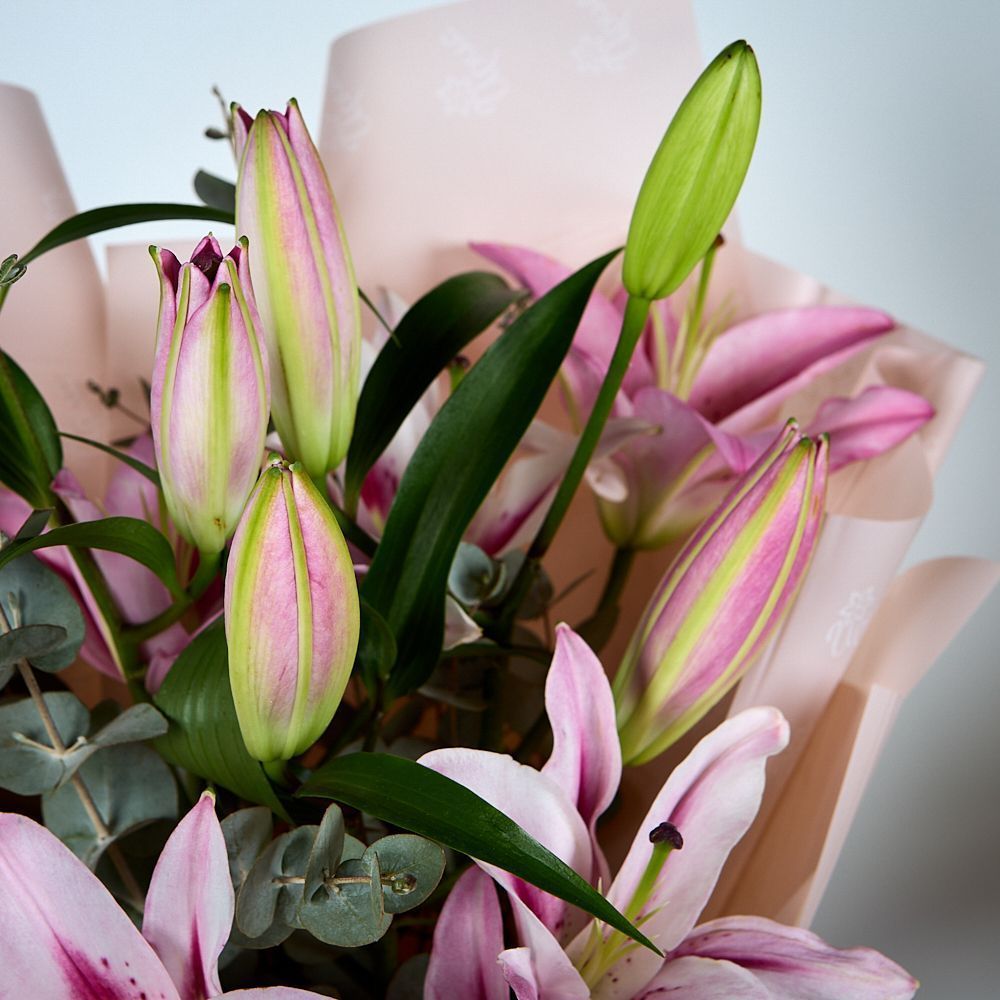 монобукет из розовых лилий с эвкалиптом 
