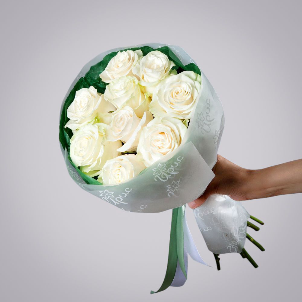 монобукет 9 роз "mondial" в зеленой упаковке с тишью 