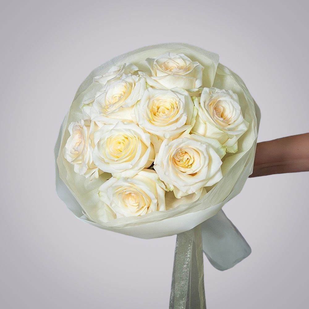 монобукет 9 пионовидных роз "candlelight" в белой упаковке с тишью 