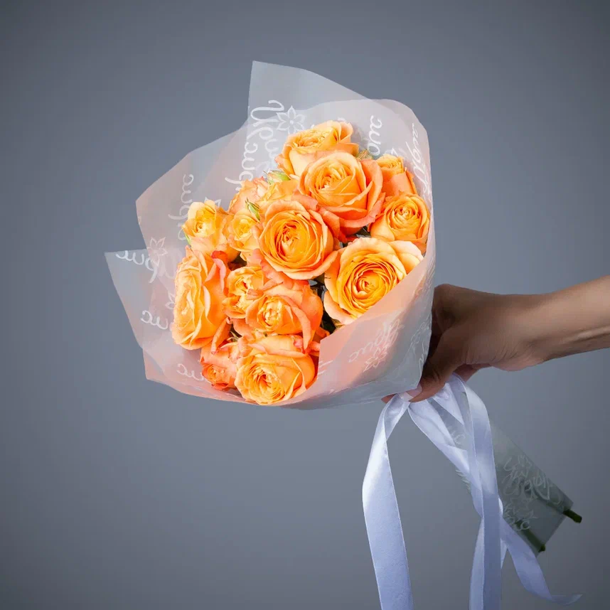 монобукет 5 кустовых роз "apricot lace"  в белой упаковке 