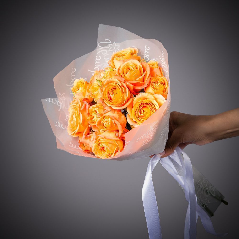 монобукет 5 кустовых роз "apricot lace"  в белой упаковке 