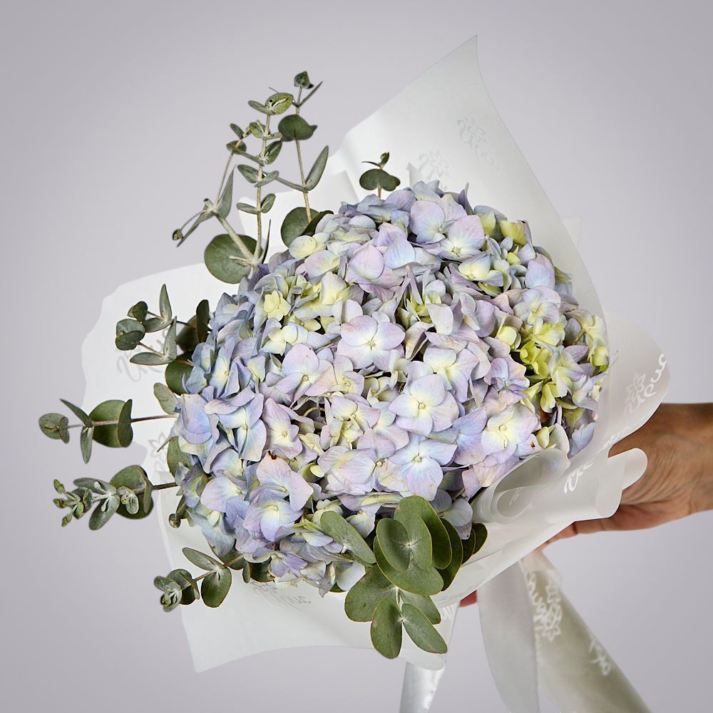 монобукет из голубой гортензии с эвкалиптом  