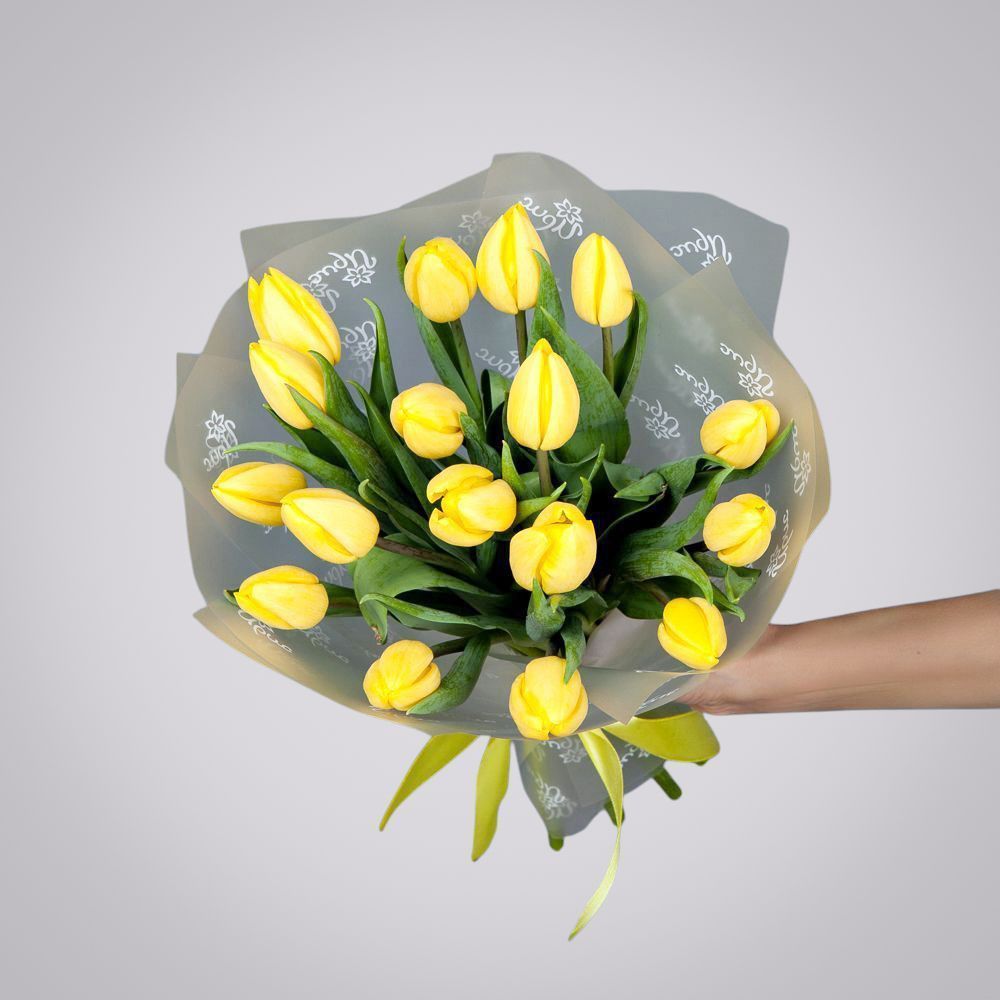 монобукет из 17 желтых тюльпанов в упаковке 