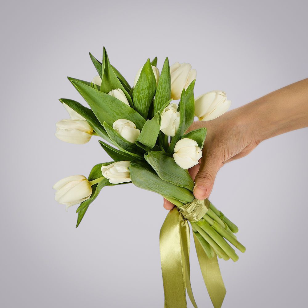 монобукет из 11 белых тюльпанов под ленту 