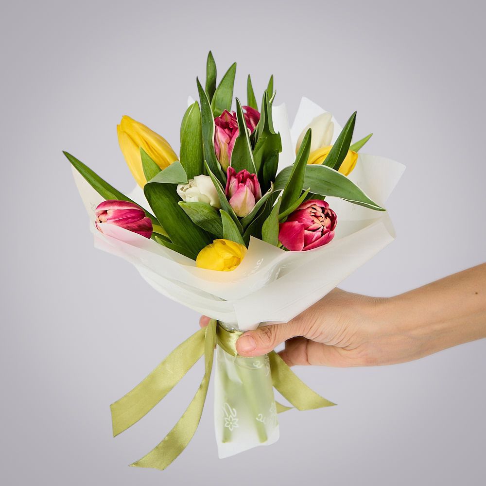 монобукет из 11 тюльпанов микс в упаковке 