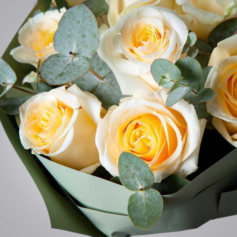 монобукет 11 роз crème de la crème в упаковке 