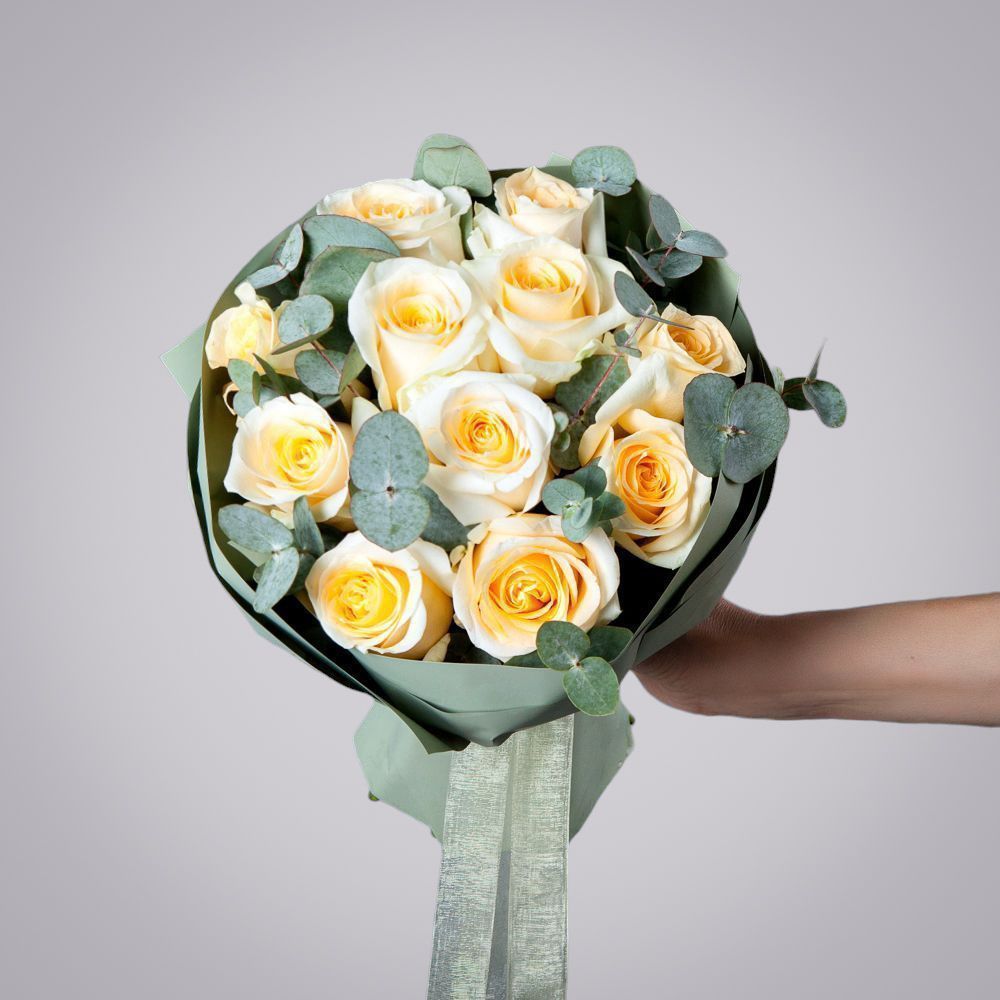 монобукет 11 роз crème de la crème в упаковке 