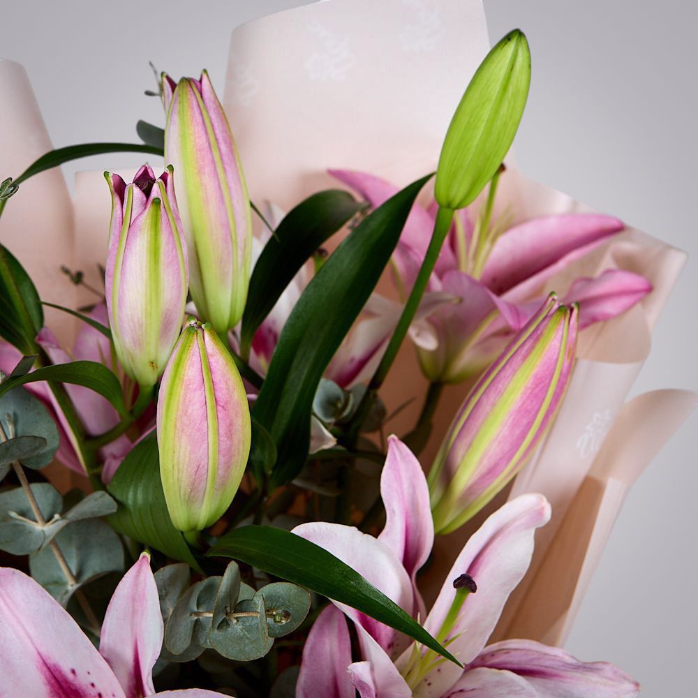 монобукет из розовых лилий с эвкалиптом 