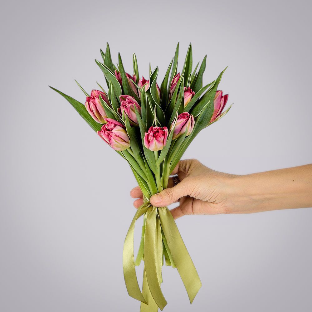 монобукет из 11 розовых тюльпанов под ленту 