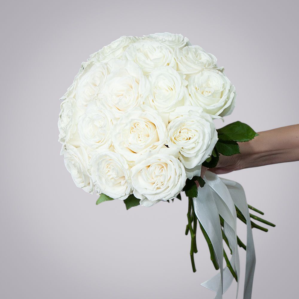 монобукет 17 пионовидных роз "playa blanca" под ленту 