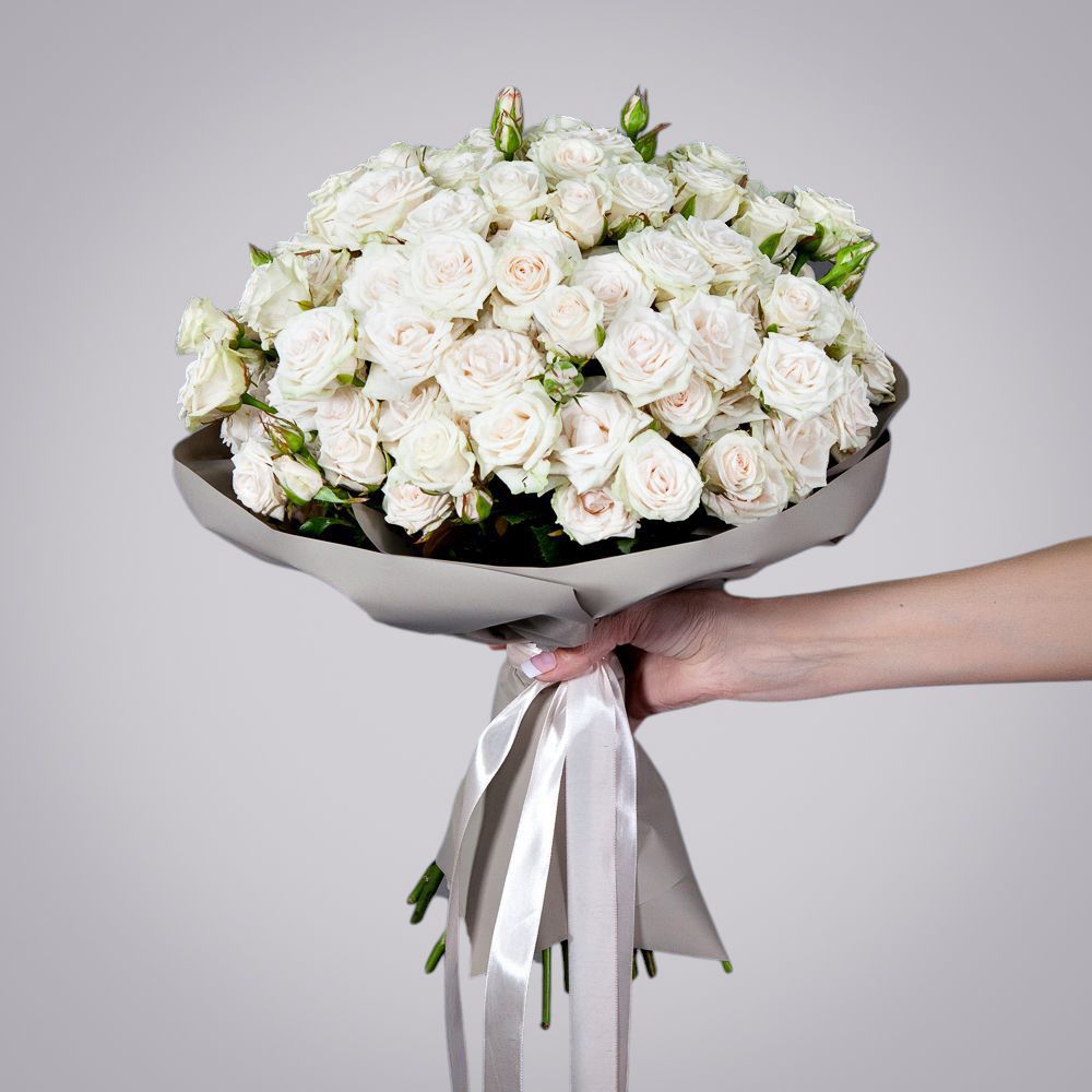 монобукет 25 кустовых роз "porcelaine" в упаковке 