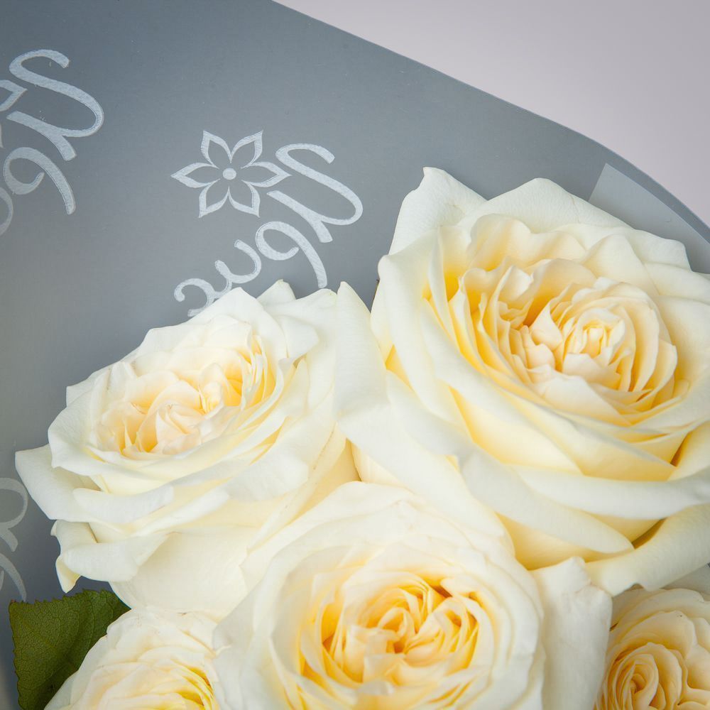 монобукет 5 пионовидных роз "candlelight" в упаковке 