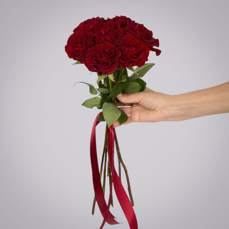 монобукет 7 пионовидных роз "hearts" под ленту 