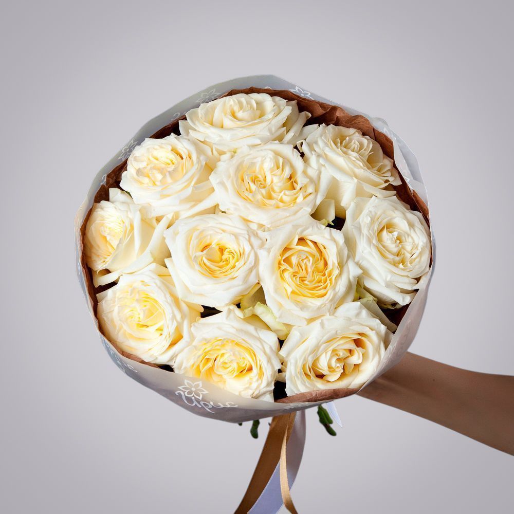 монобукет из 11 пионовидных роз "candlelight" в бежевой упаковке с тишью  монобукет из 11 пионовидных роз "candlelight" в бежевой упаковке с тишью