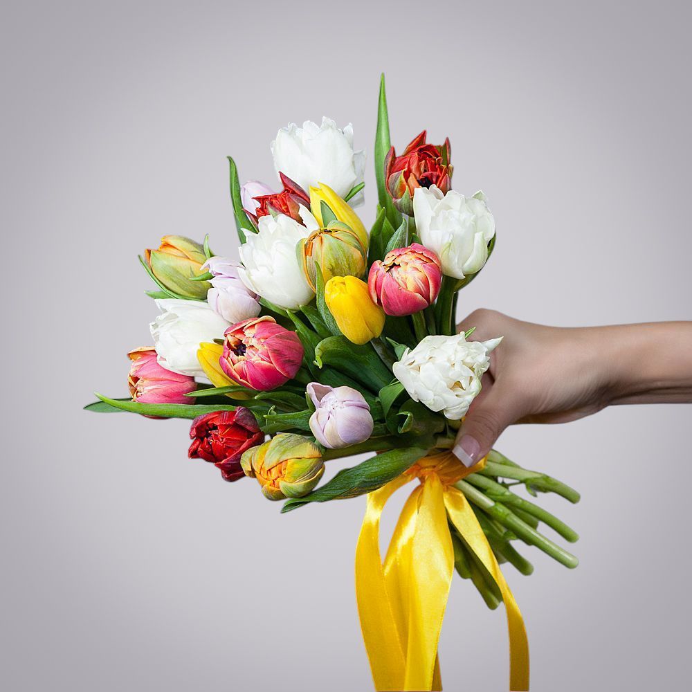 монобукет из 19 тюльпанов микс 