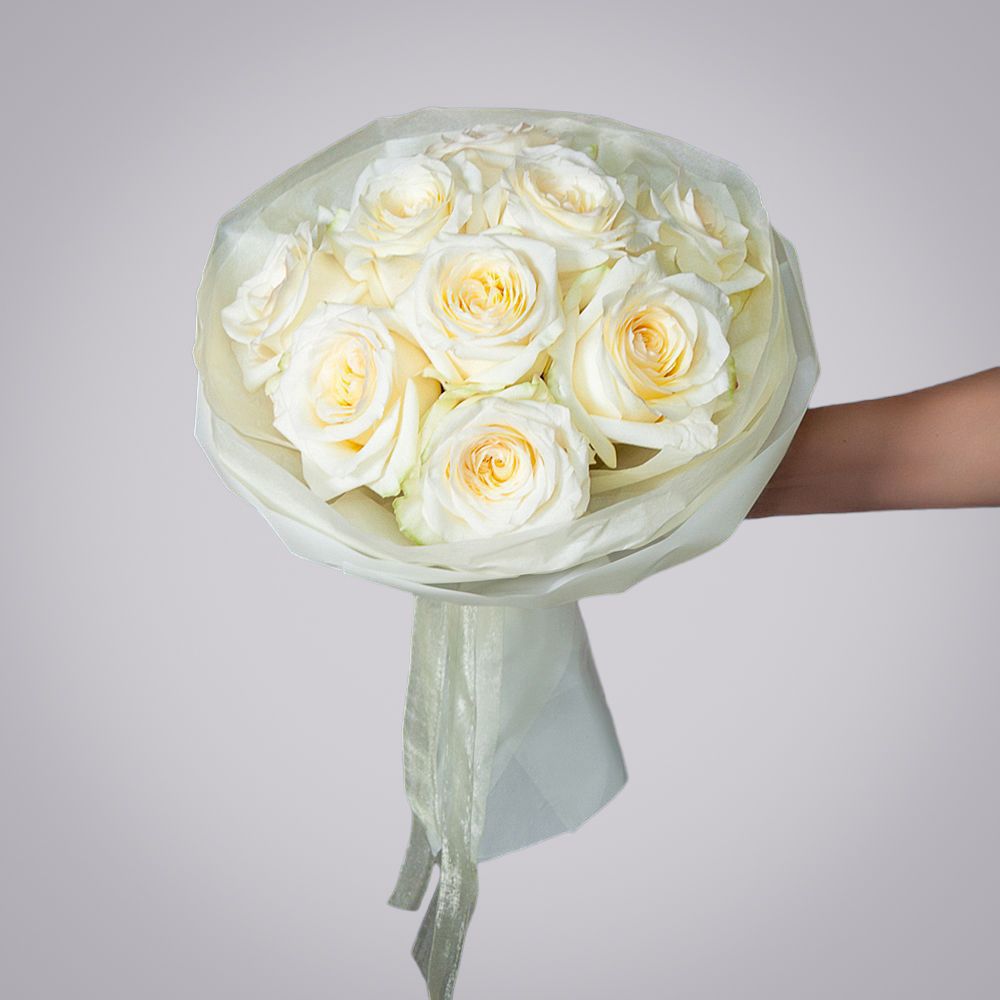 монобукет 9 пионовидных роз "candlelight" в белой упаковке с тишью 