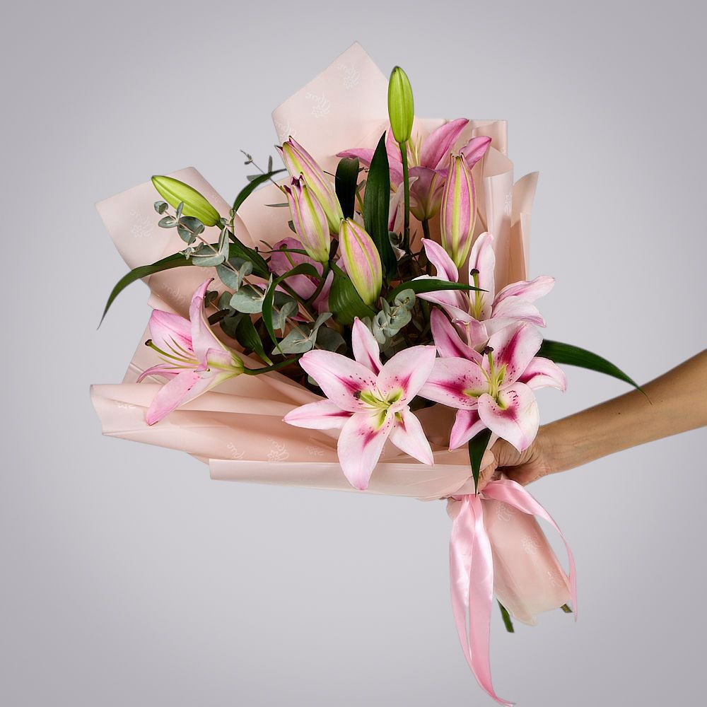 монобукет из розовых лилий с эвкалиптом 